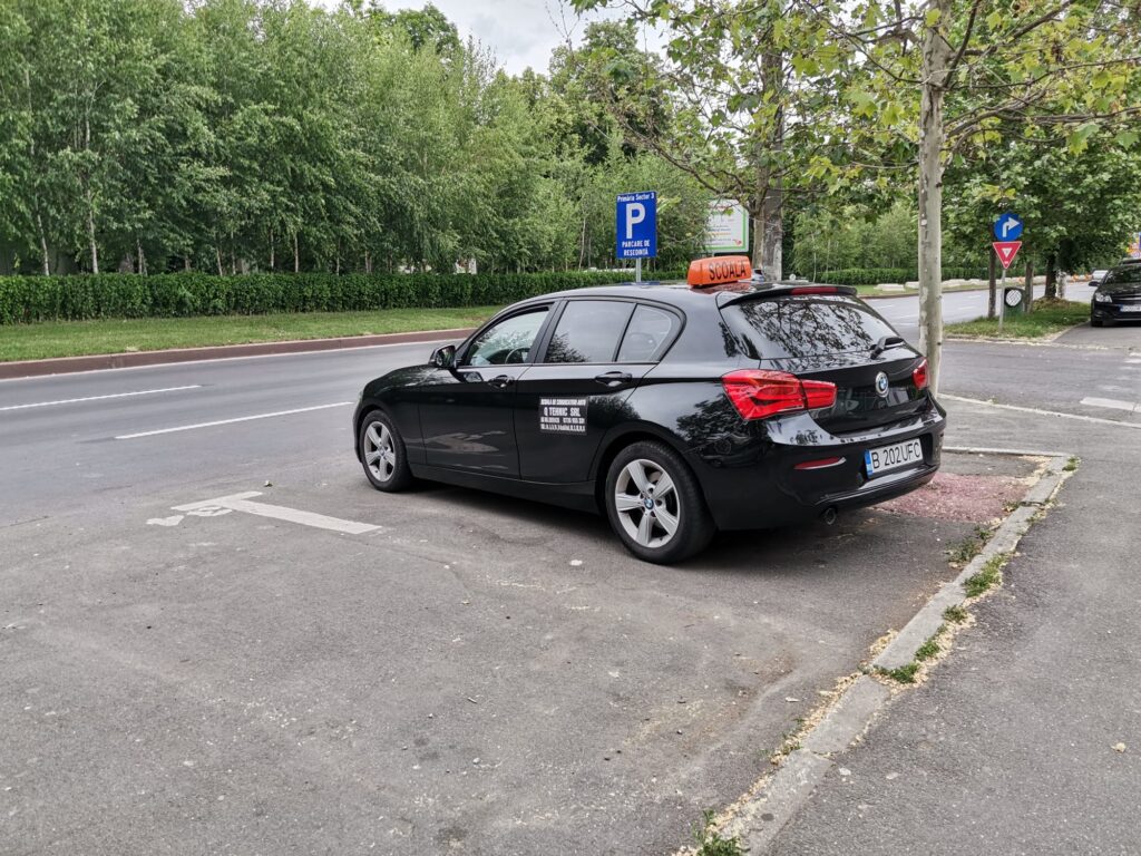 Cat costa scoala de soferi?