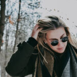 Frigul de afară îți dă bătăi de cap în legătură cu ținutele pe care le-ai putea purta? Iată cum poți alcătui un look chic în doar 3 pași simpli