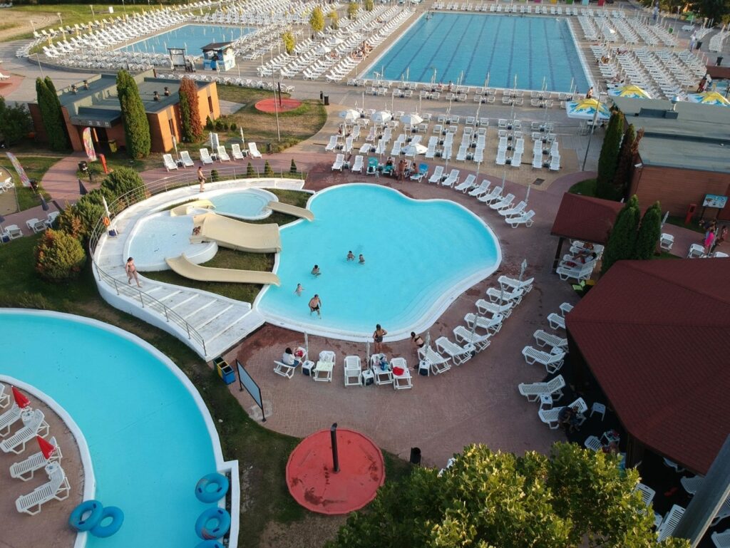 Divertiland Water Park se redeschide pe 6 iunie 2025. În primele trei zile, vizitatorii beneficiază de o ofertă specială: 1+1 GRATIS
