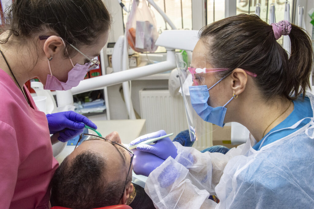 Aparat dentar estetic – zâmbet frumos fără compromis