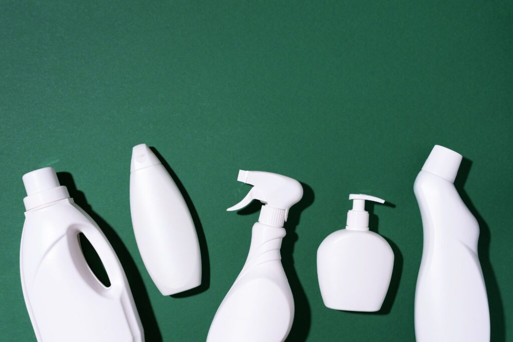 Ce ingrediente ascunse se află în detergenții convenționali și de ce trebuie evitate?