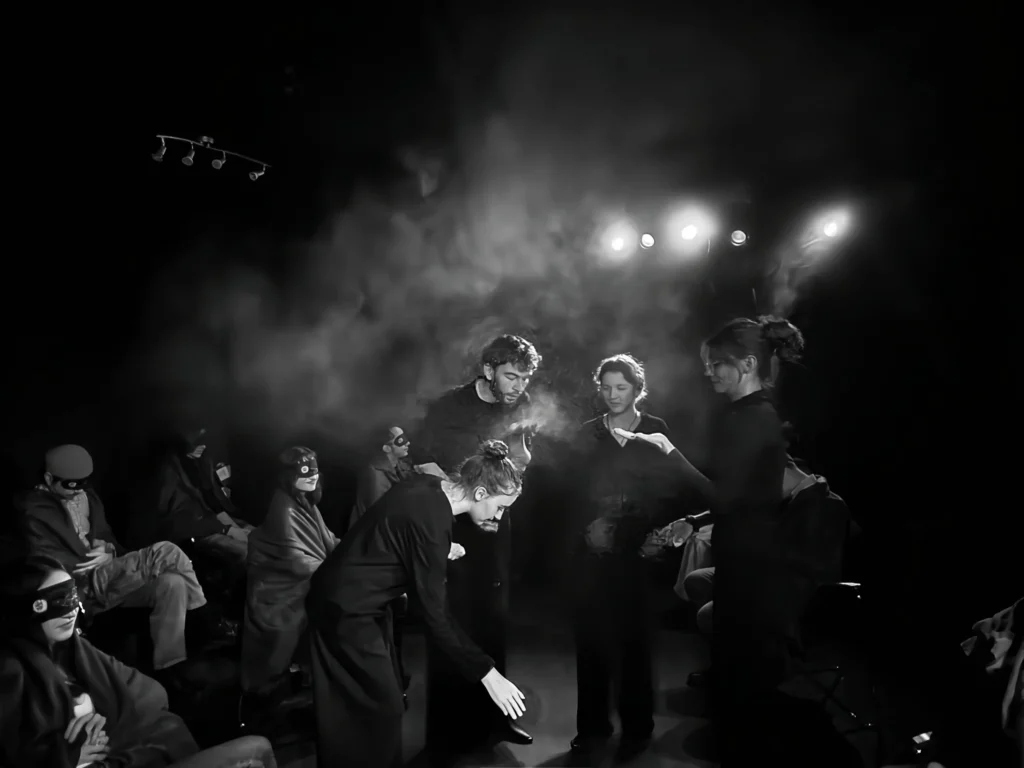 Eyes-Shut – teatrul senzorial ca instrument de incluziune și conștientizare socială