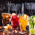 5 retete de cocktailuri pentru zile tropicale pe care le poti prepara acasa