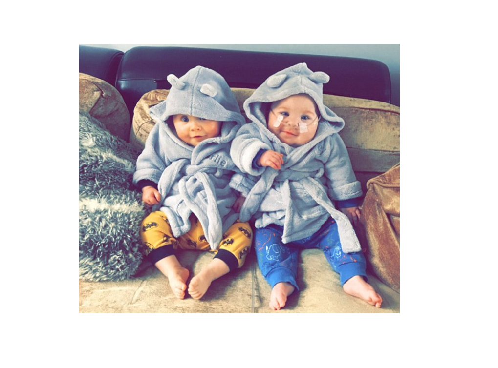 „Sunt eroii mei”: frații gemeni născuți prematur la 24 de săptămâni cresc frumos