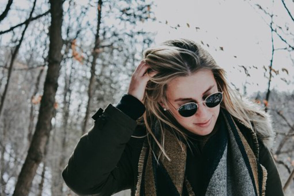 Frigul de afară îți dă bătăi de cap în legătură cu ținutele pe care le-ai putea purta? Iată cum poți alcătui un look chic în doar 3 pași simpli