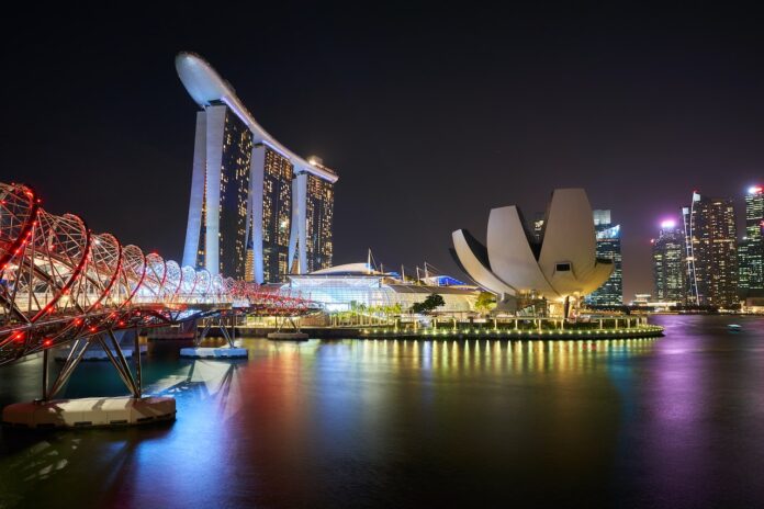 Trăiește experiențe unice în Singapore: de la turul orașului într-un trishaw la plimbări cu barca pe râu și multe altele