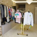 Dă un refresh garderobei tale de primăvară cu haine şi accesorii de lux