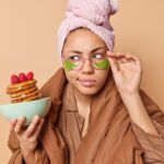 Rolul alimentației în sănătatea pielii: ce recomandă dermatologii?