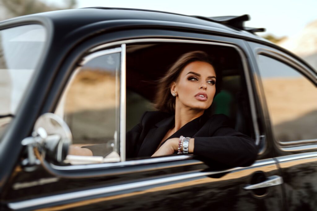 Femeile moderne și mașinile – Puterea alegerii și independenței