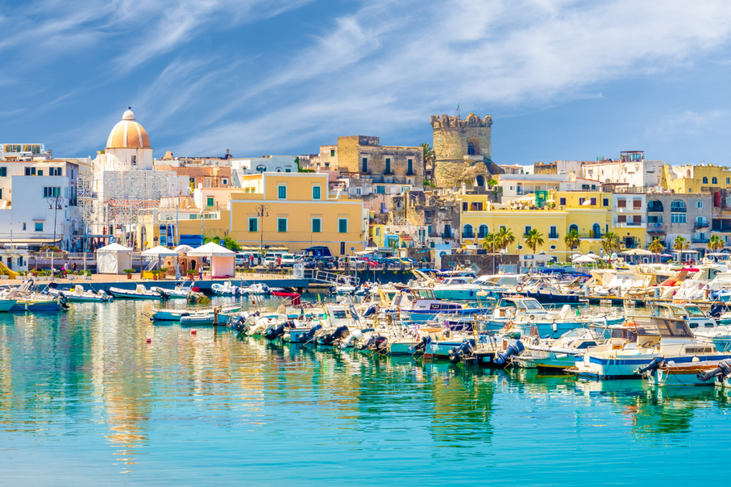 Vacanță Ischia: relaxare italiană și peisaje spectaculoase cu Fabrica de Vacanțe