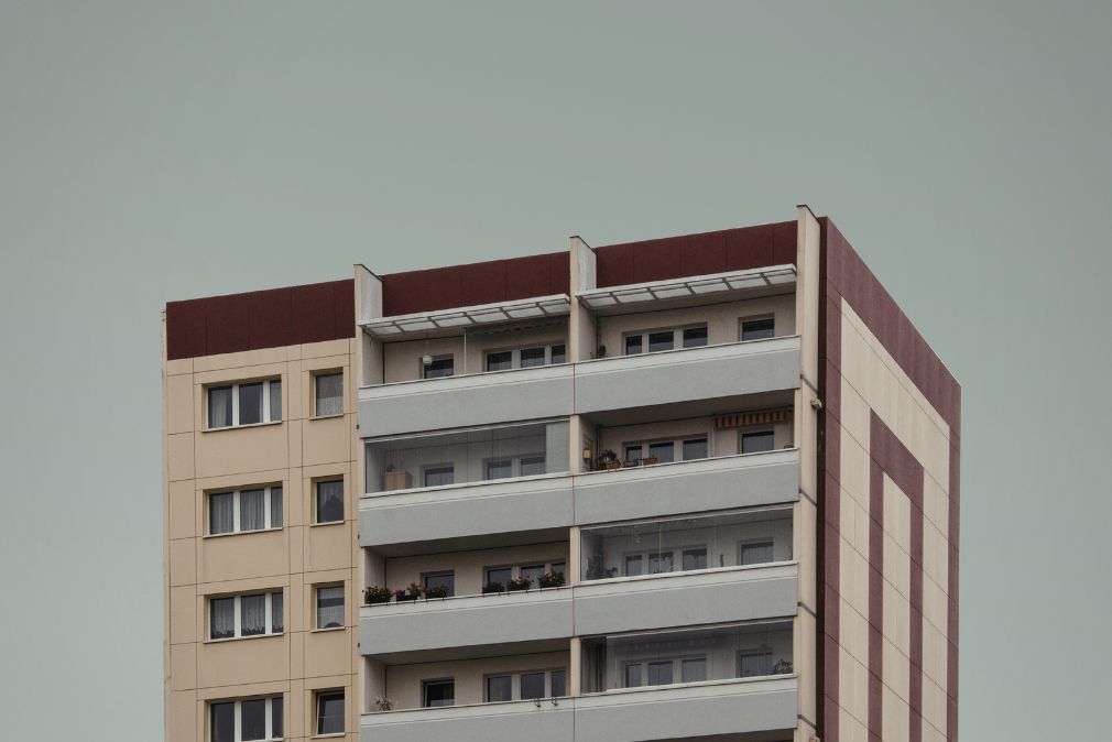 Avantajele și dezavantajele locuirii la ultimele etaje